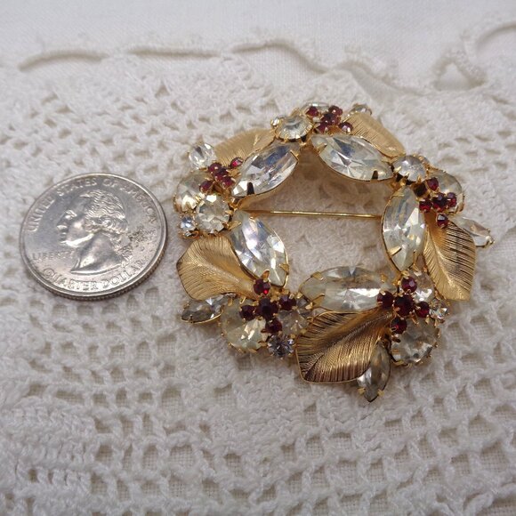 Vintage Gold Tone Clear & Red RHINESTONE WREATH BROOCH Christmas - Picture 3 of 5